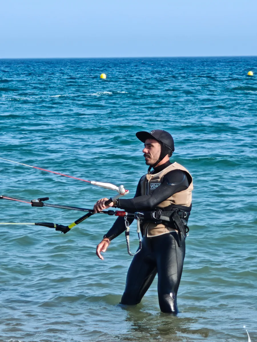 Control de barra y chaleco dentro del agua en clase de kitesurf