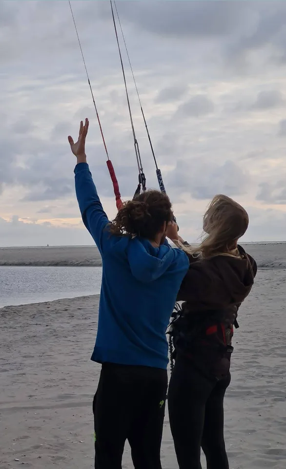 Peques aprendiendo el control del viento en la orilla