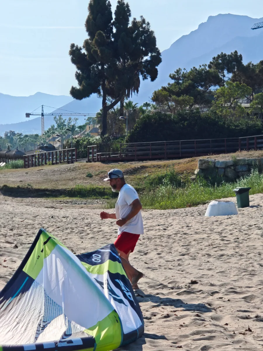 Kitesurf en la playa de Marbella con la montaña de La Concha al fondo