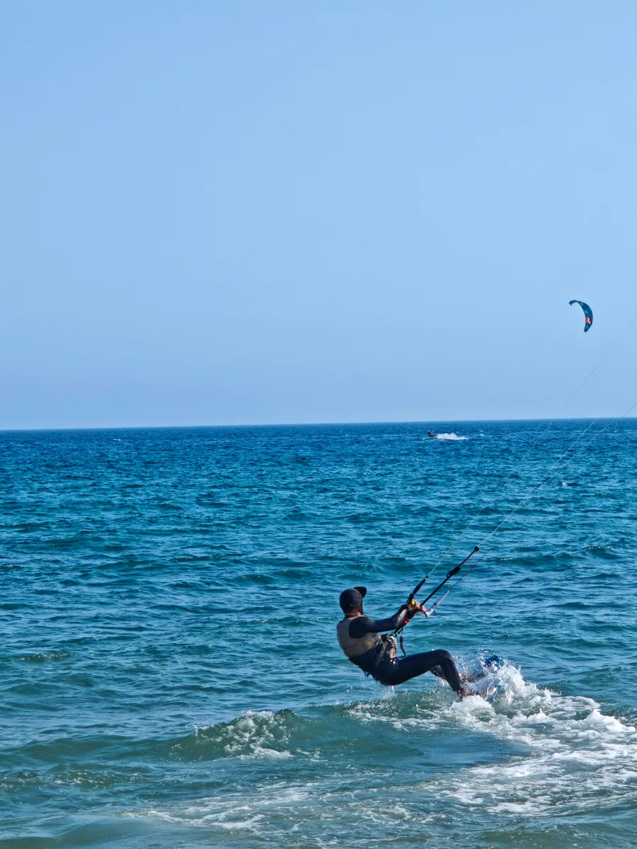 Kitesurf en acción sobre el agua en la Costa del Sol