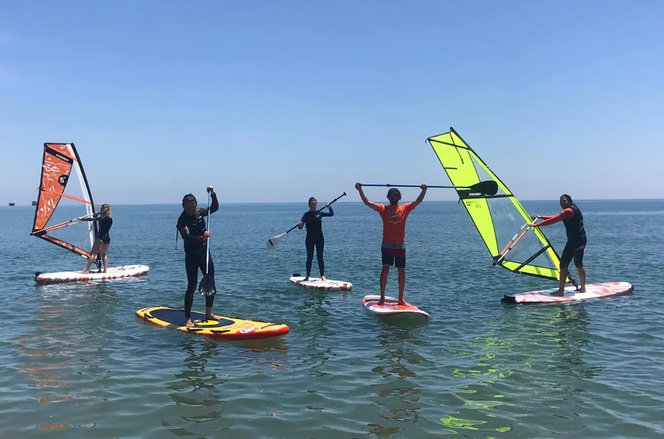 Grupo de paddle en aguas tranquilas de Marbella