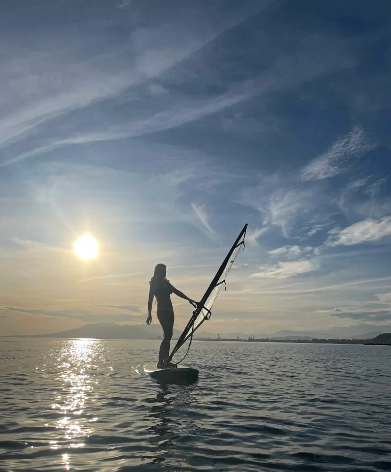 Navegando en windsurf con el club