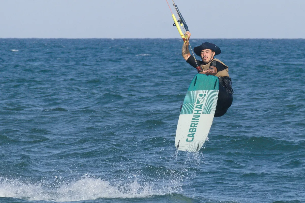 Gaizka saltando en kitesurf con tabla Cabrinha