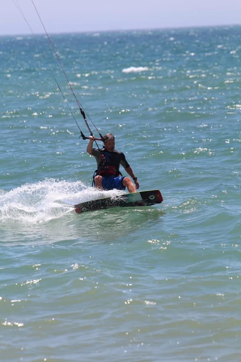 Jorge en acción sobre el agua con el kite